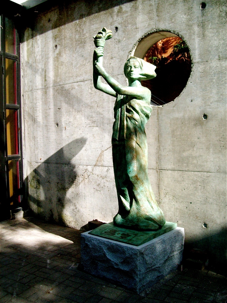 New_statue_of_Goddess_of_Democracy_at_York_University